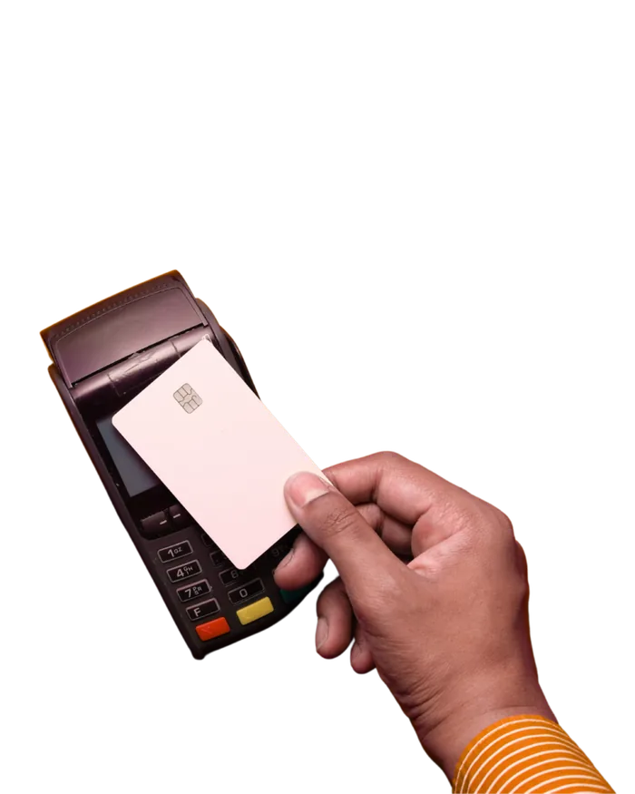 Mão aproximando um cartão de um terminal de pagamento portátil